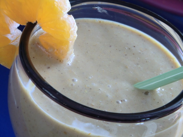 Fruktig energigivande smoothie med banan, mango, havtorn och citrus