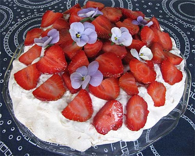 Pavlova med jordgubbar och rabarber
