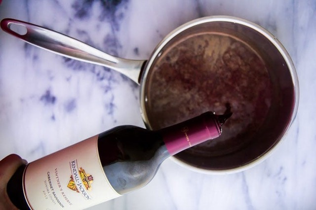Varm choklad med rödvin – så enkelt gör du vinterns trendigaste dryck