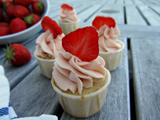 Jordgubbscupcakes med jordgubbsfrosting