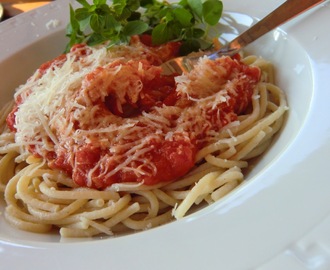 Pasta med rostad tomat- och paprikaröra