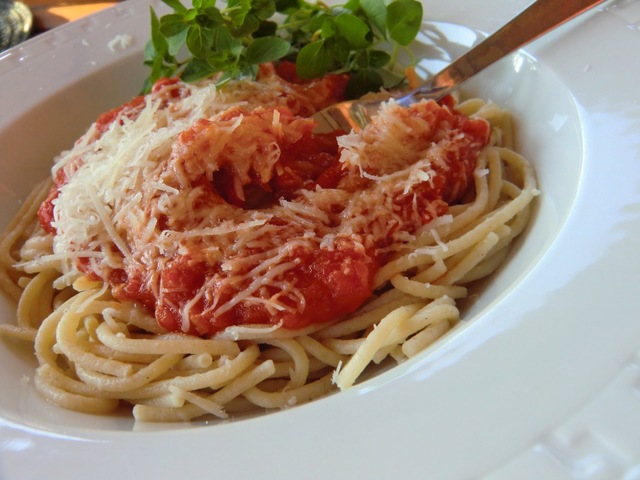 Pasta med rostad tomat- och paprikaröra