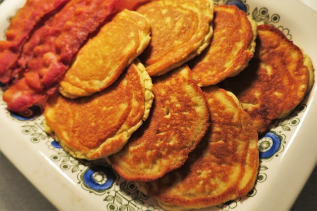 Pannkaksfrukost: Mejerifria pancakes med knaperstekt bacon eller färska jordgubbar