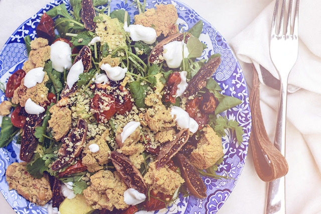 Falafelsallad med fikon och ugnsbakade tomater