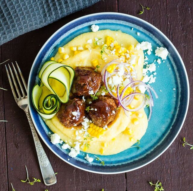 BBQ köttbullar med krämig polenta, majs & fetaost