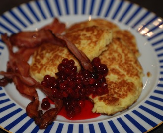 Hemlagade potatisbullar med bacon och rårörda lingon