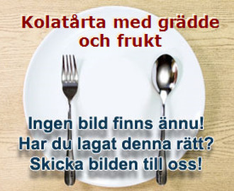 Kolatårta med grädde och frukt