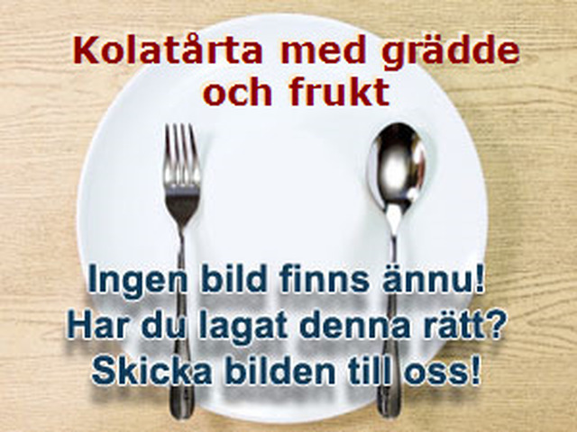 Kolatårta med grädde och frukt