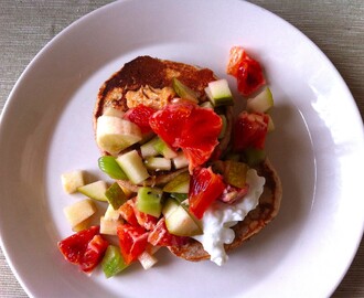 Amerikanska pannkakor med fruktsallad