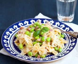 Myntakryddad carbonara med edamamebönor