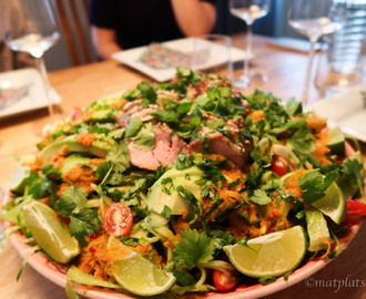 Helstekt fläskfilé med nudelsallad