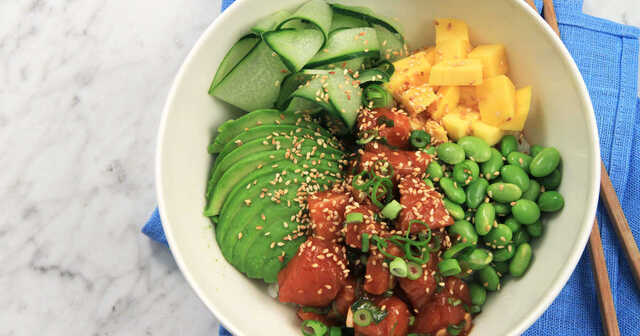 Poké bowl med lax, avokado och mango