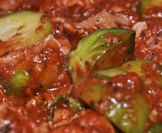 Varm brysselkålssallad med bacon i tomatsås