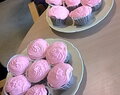 Dumle cupcakes med rosa cream cheese frosting