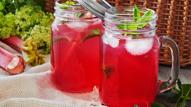 Rabarberlemonad - recept på lemonad med rabarber och citron
