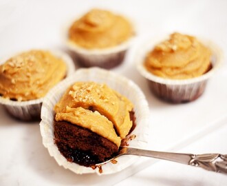 Choklad- och körsbärscupcakes med jordnötssmörfrosting… puh!