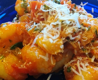 Gnocchi med hemgjord tomatsås