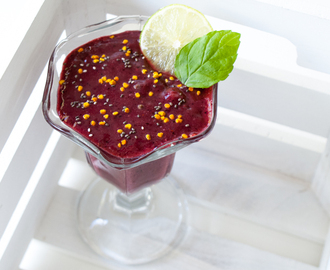 Fruktig smoothie med acai och chiafrön