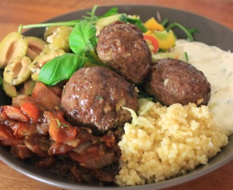 Fetaostfyllda jätteköttbullar med tomatkompott, tzatsiki och bulgur