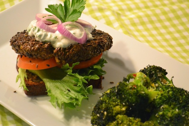 Veckans vegetariska: Kikärts- och bönburgare med het sesambroccoli