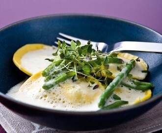 Ravioli fylld med karljohanssvamp serverad med parmesanskum