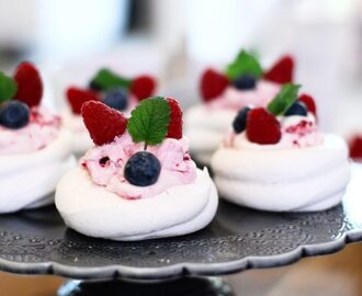 Mini-pavlovas med hallongrädde & bär