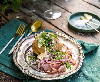 Bakad potatis med kronärtskockskräm, rökt skinka och dill