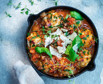 Frikadeller med bacon i tomatsås