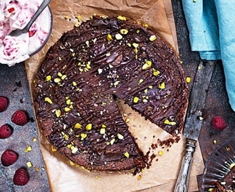 Kladdkaka med zucchini och hallongrädde