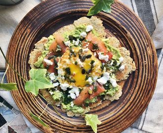 Stekpannebröd med avokado, lax och fetaost