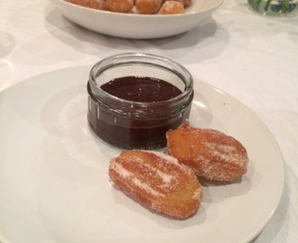 Churros med kanelsocker och chokladsås