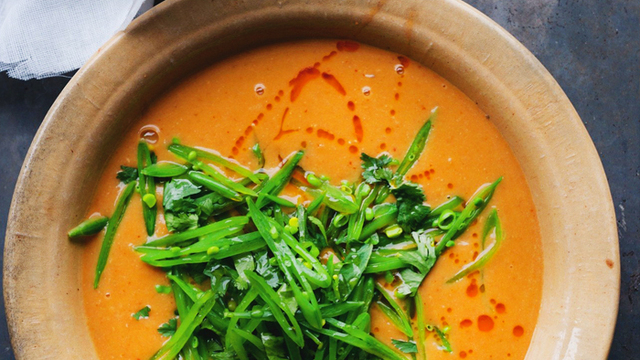 Vegetarisk Thailändsk linssoppa med aromatisk chiliolja