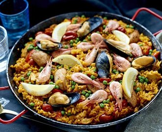 Paella med musslor och räkor