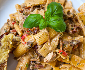 Krämig pasta med fläskfilé, svamp och soltorkade tomater