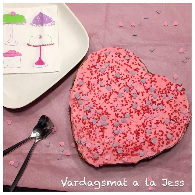 Morotskaka med rosa frosting