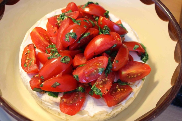 Varm brietårta med tomat och basilika