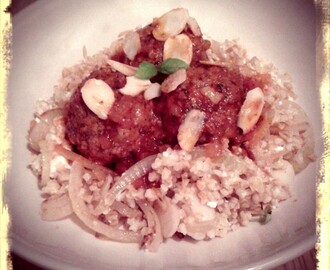 Lammfrikadeller med mynta i tomatsås & bulgur med fårost, karamelliserad lök & rostad mandel