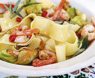 Pasta med zucchini och räkor