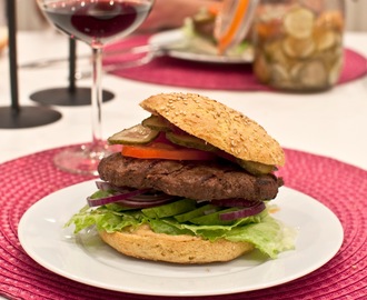 Grillade burgare med glutenfria hamburgerbröd