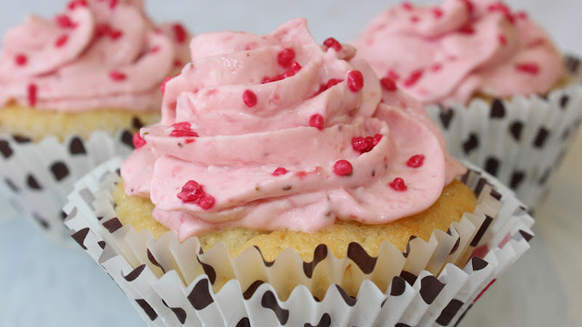 Rabarbercupcakes med jordgubbsfrosting