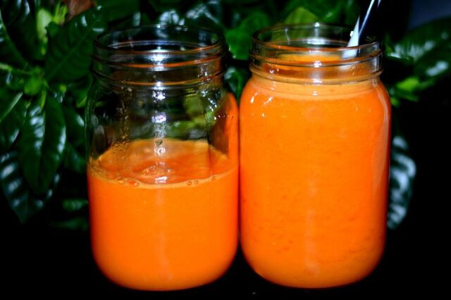 Färskpressad apelsin-, morot- & ingefärsjuice