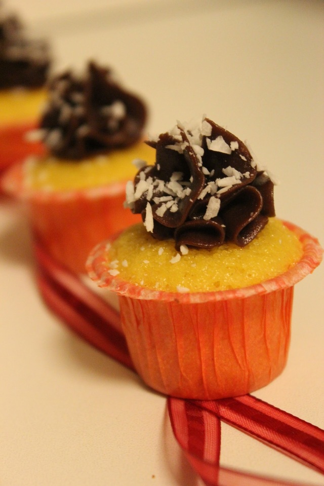 Mini saffrans cupcakes toppade med choklad
