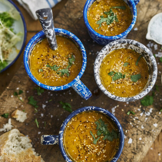 Morotssoppa med curry och sesamfrön