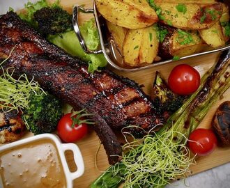 Grillade ribs med klyftpotatis och grillade grönsaker