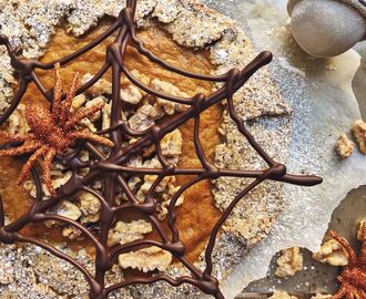 Glutenfri Pumpapaj-galette med Kanderade Valnötter och Chokladspindlar