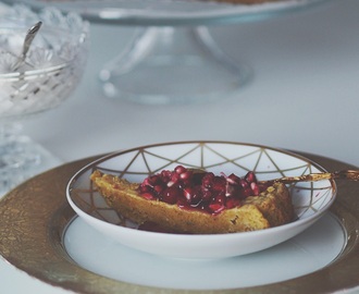 Vit choklad kladdkaka med saffran och granatäpple.