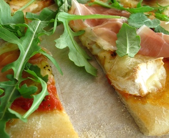 Pizza med mozzarella, serrano och ruccola