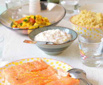 Lax med currystekta grönsaker, äppelyoghurt och bulgur