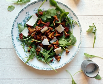 Sommarsallad på ruccola, kantarelller, sidfläsk och parmesan