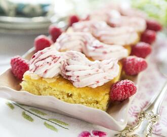 Glutenfri mandelkaka med hallongrädde